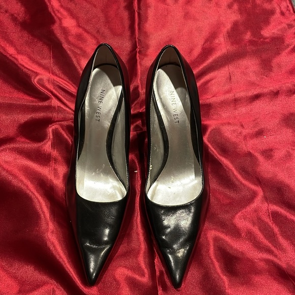 Ladies black heels. - Picture 2 of 3